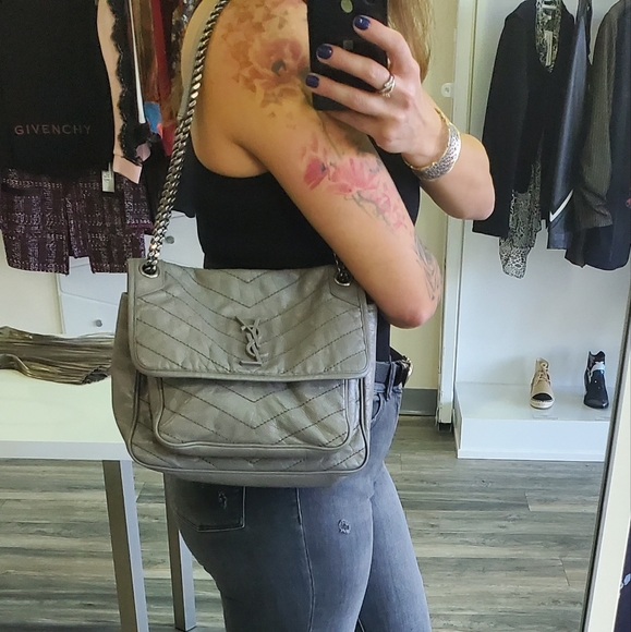 YSL Niki Medium crinkled leather shoulder bag - Picture 8 of 9